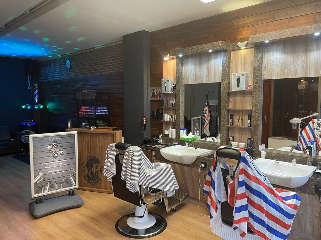 Kappersstoelen, spiegels en houten wanden in de barbershop