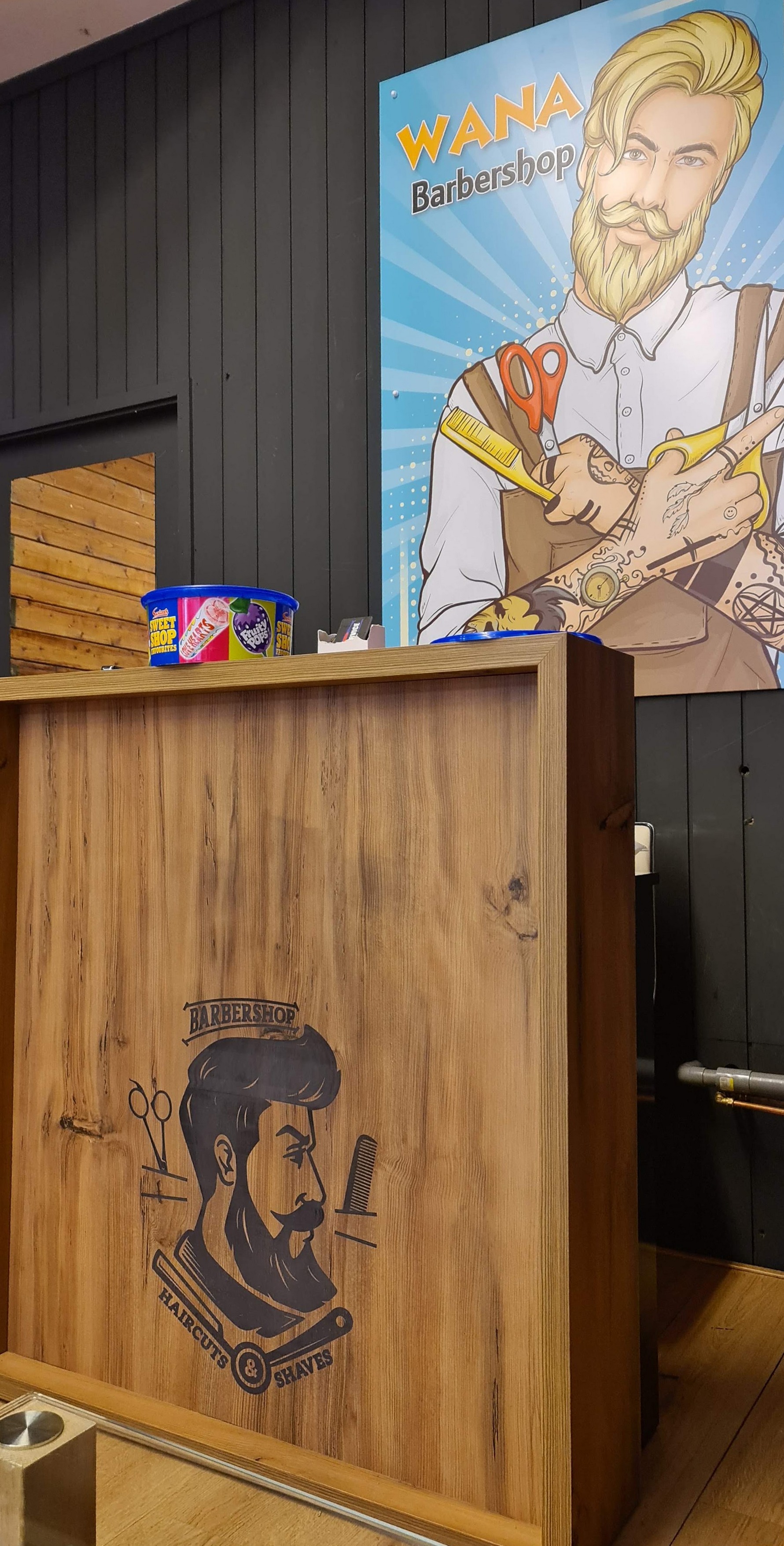 De Wana-illustratie en houten balie in de zaak